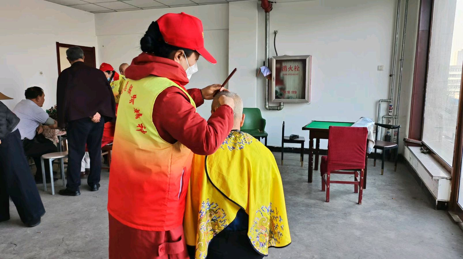 便民服务进小区 志愿奉献暖人心（图2）