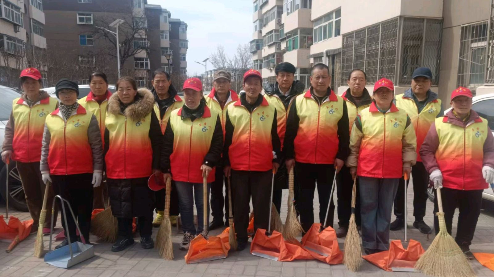 志愿清扫助创城 小区焕新暖民心