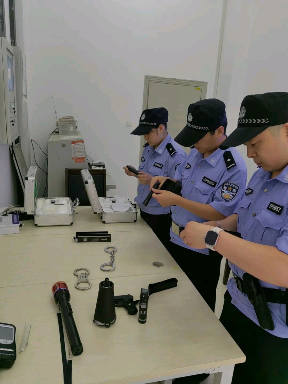 🇨🇳【思归客诗词学会】NO:5373（名家风采）七律·赞扬中市路警务站热心助民寻失物‌//文:徐国祥（图3）
