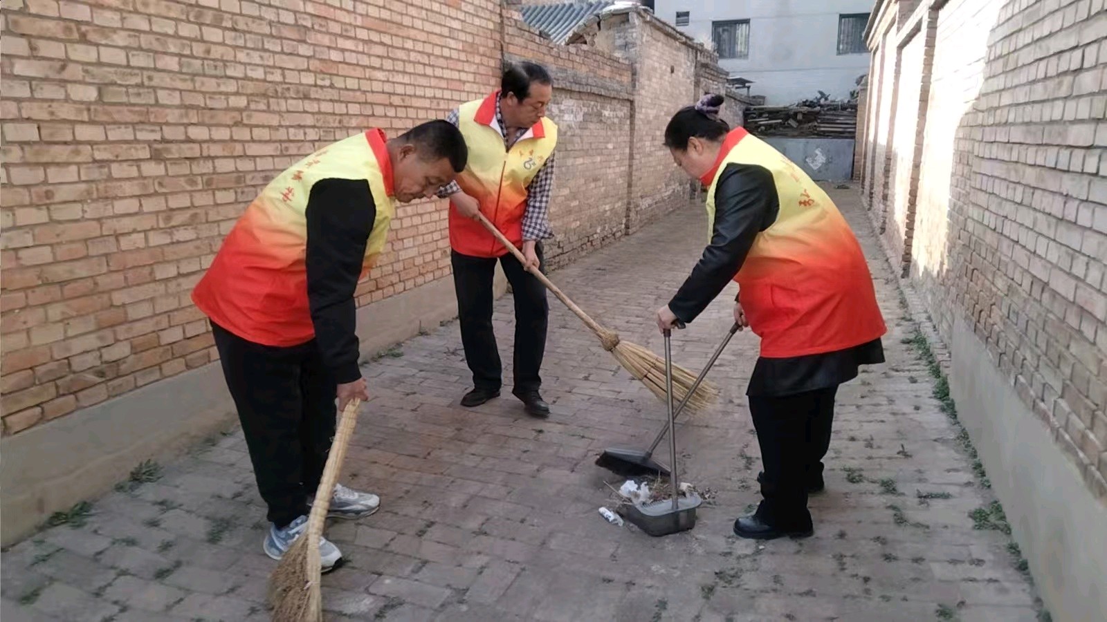 扫街净巷解民忧 志愿初心映芳华（图2）