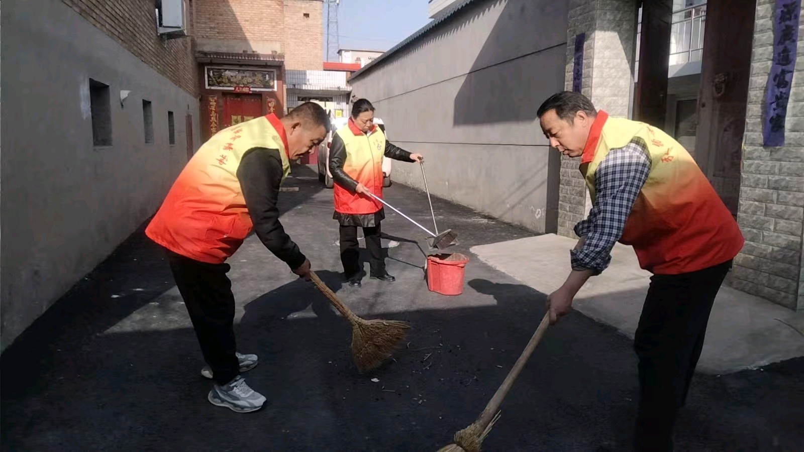扫街净巷解民忧 志愿初心映芳华（图3）