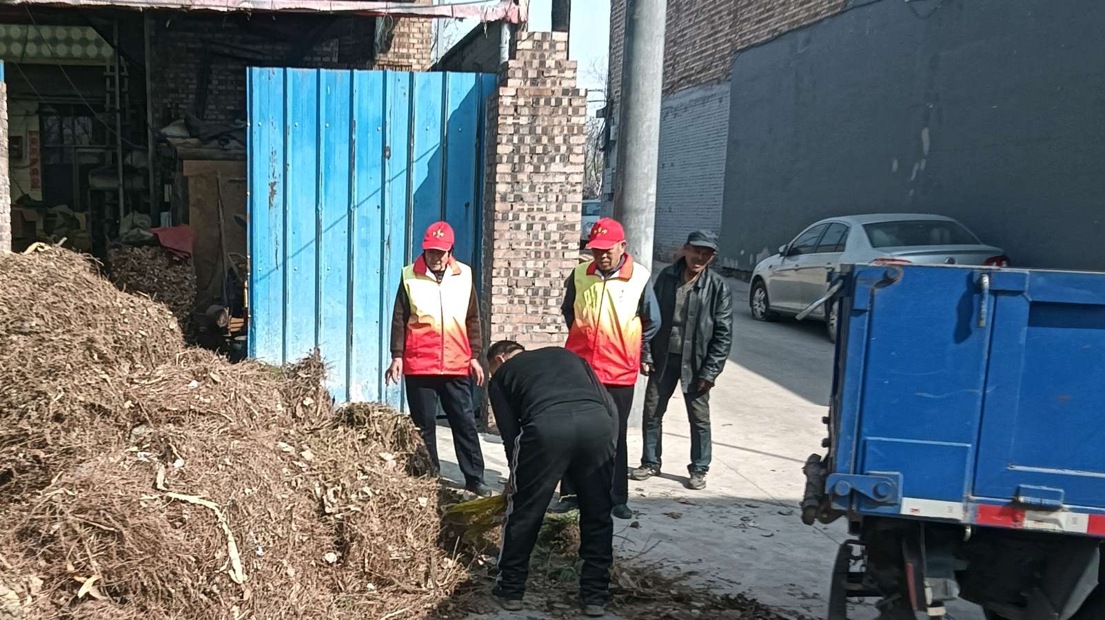 躬身走访察实情 志愿服务助养殖