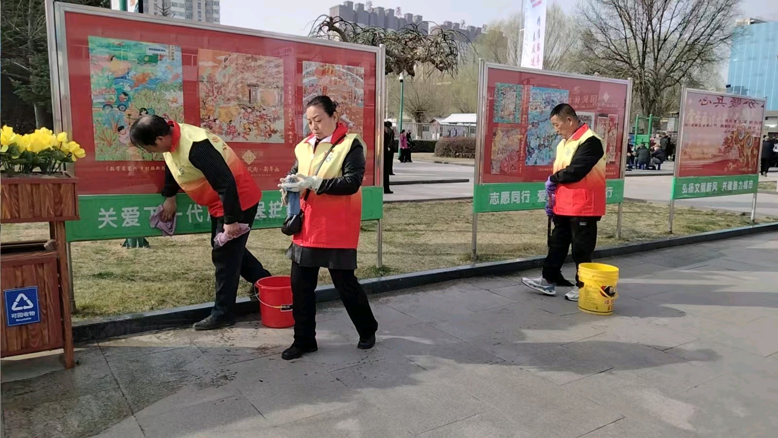 文明新风拂面来 擦亮城市宣传窗