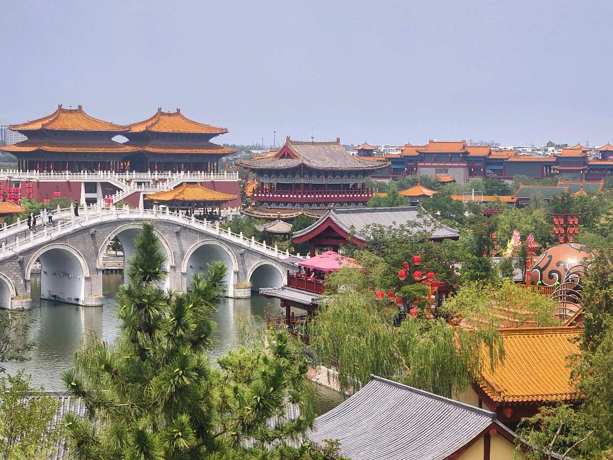 【都市头条向幸福出发编辑部】第15359期 一轴画卷，一城烟火——游清明上河园记 华侬农（图3）