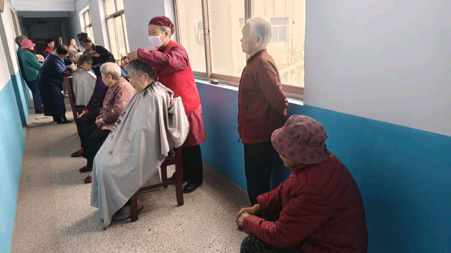 志愿微光聚 敬老情意浓