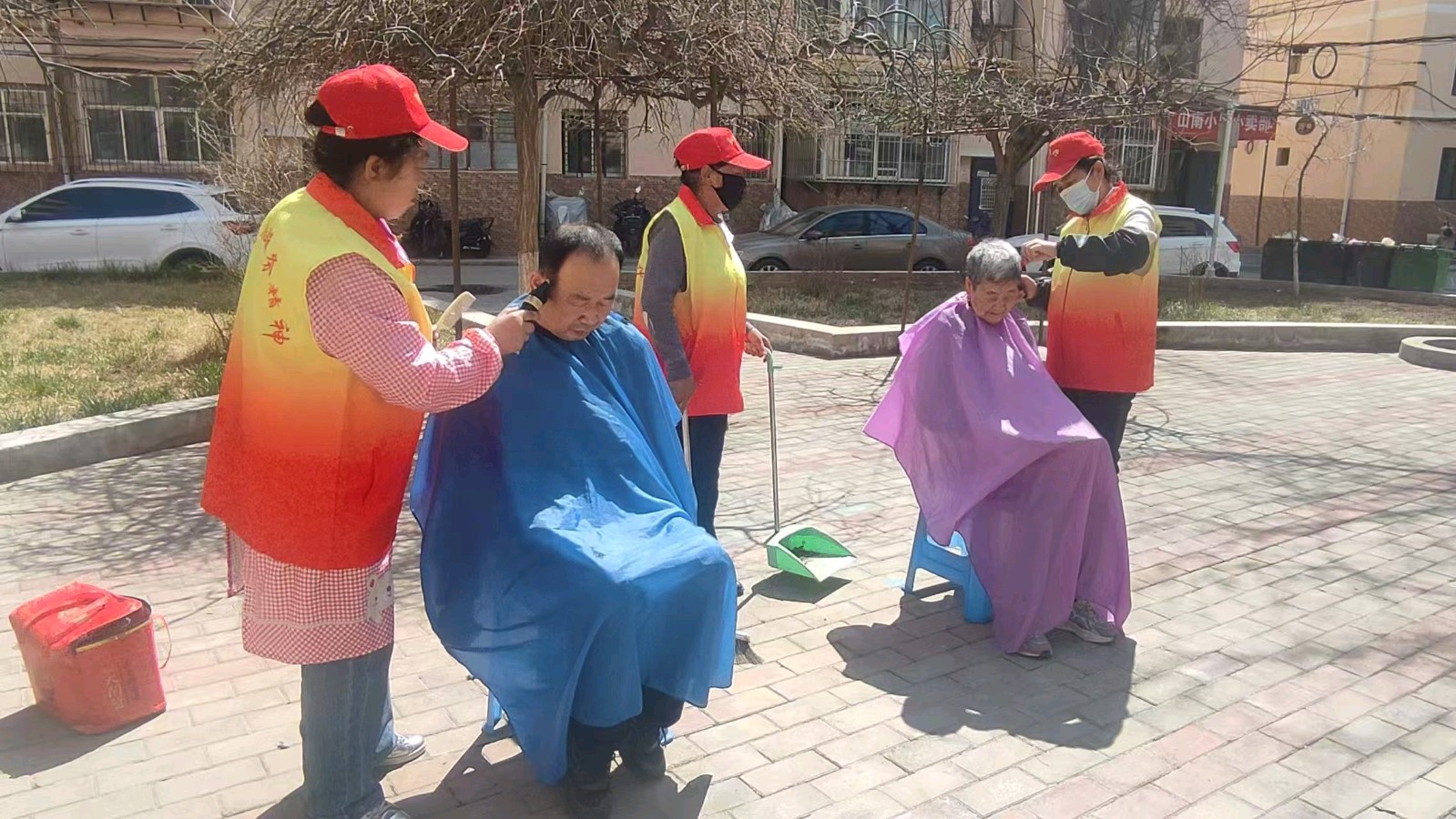 学雷锋办实事 便民服务暖民心（图2）