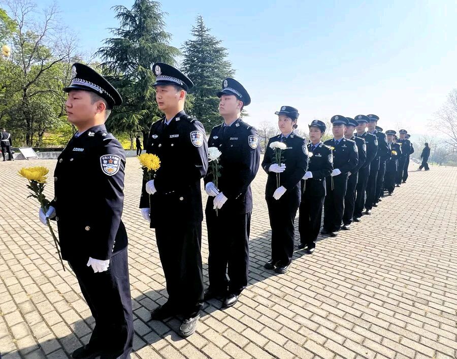 缅怀英烈 致敬忠魂——舞钢市公安局举行“清明祭英烈”纪念活动（图3）