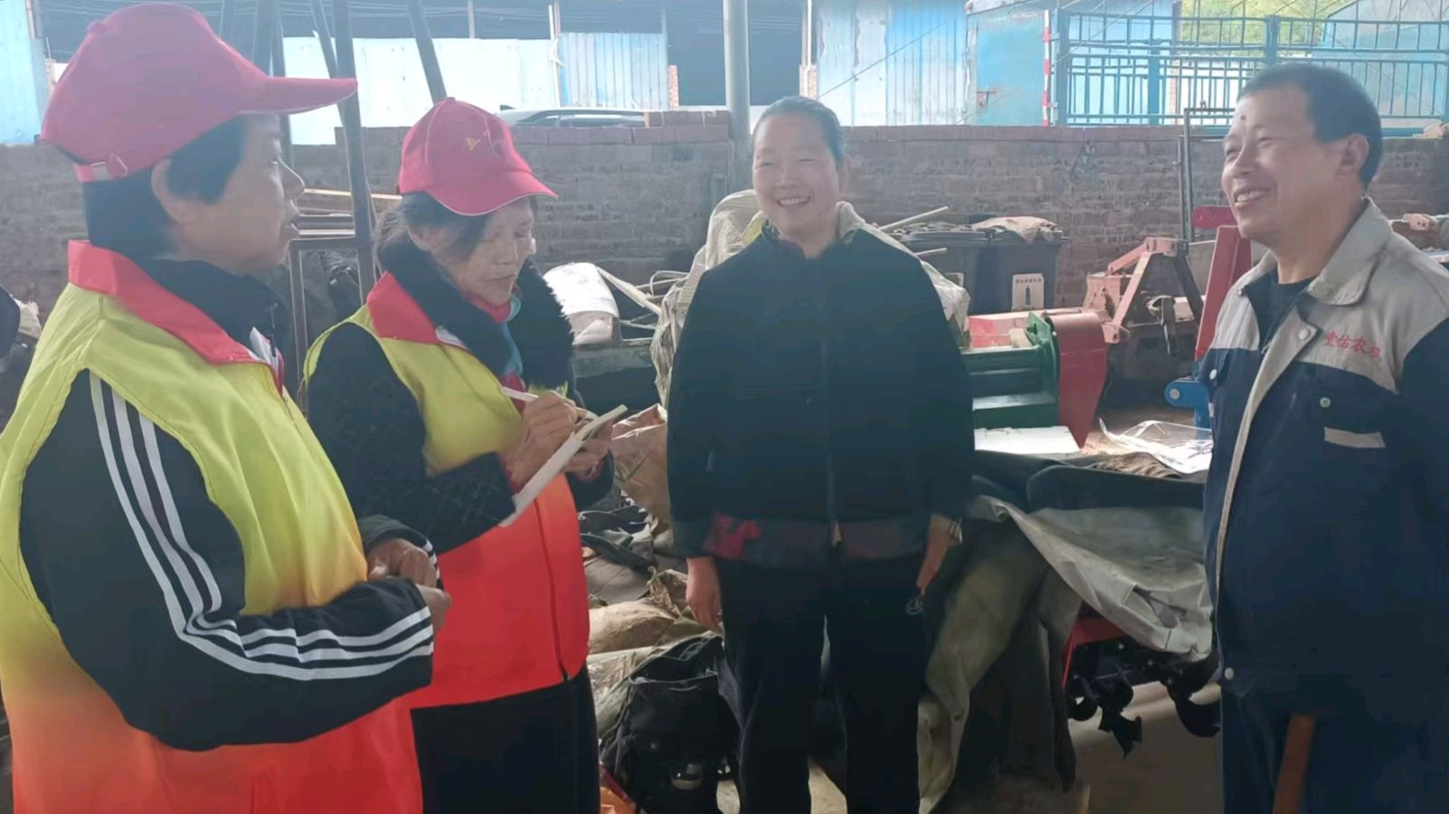 志愿调研进田间 倾听农声助振兴（图2）
