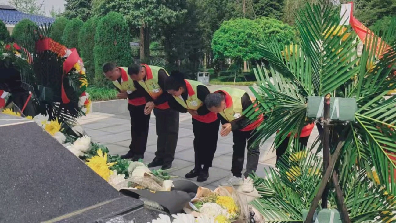 清明祭忠烈 志愿寄哀思（图2）