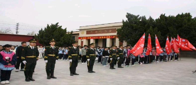 清明雨上，思接千载；少年有志，薪火相传——临清市实验中学“八年级行走的思政课”烈士陵园祭扫活动纪实（图8）
