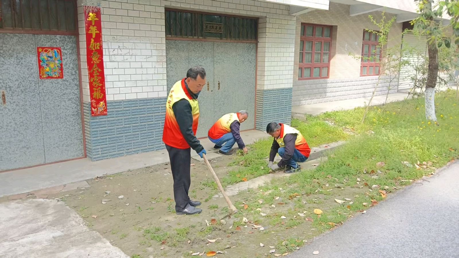 环境整治靓村落 志愿除草显担当（图3）