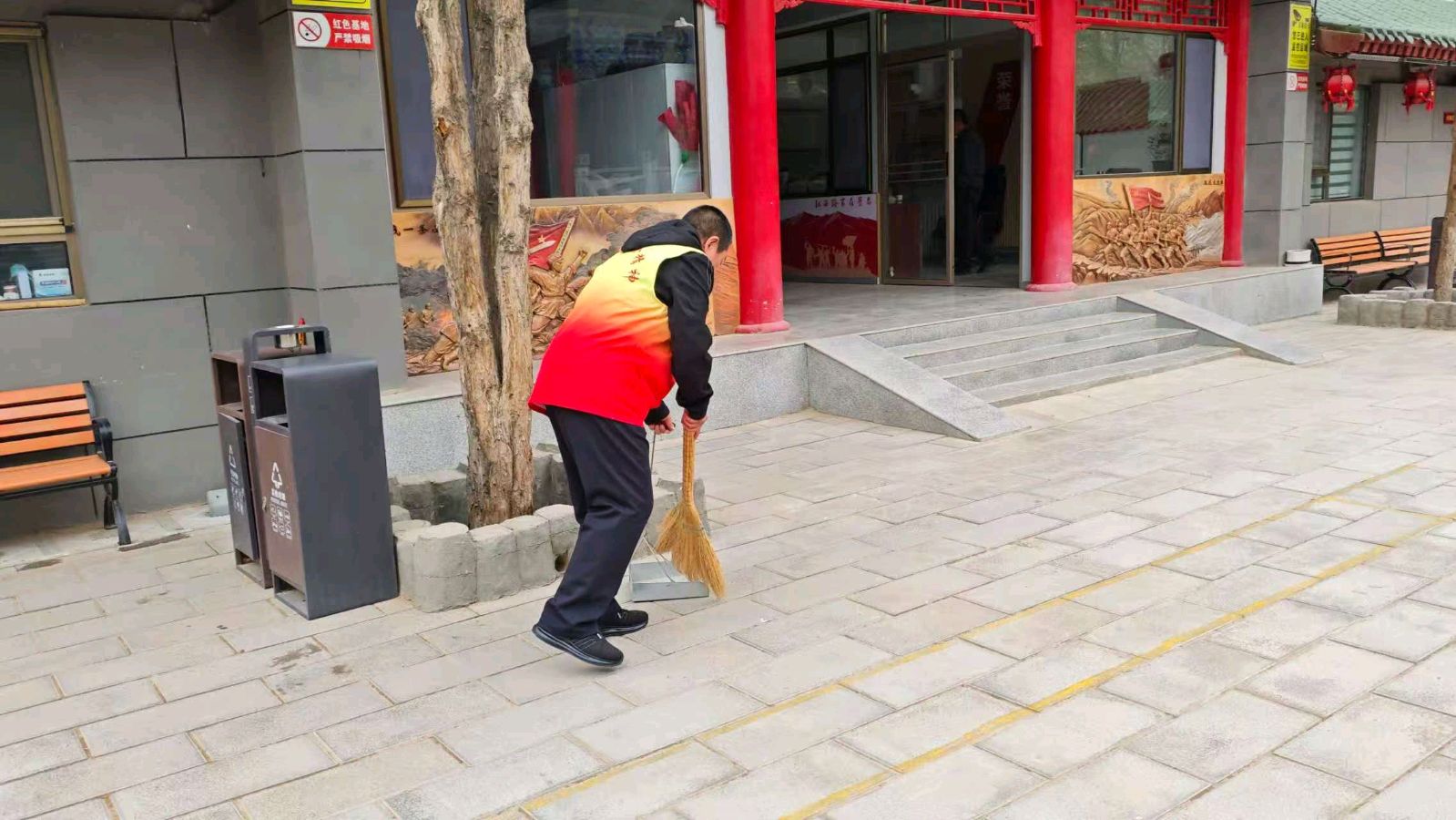净扫陵园寄哀思 传承精神铸忠魂（图3）