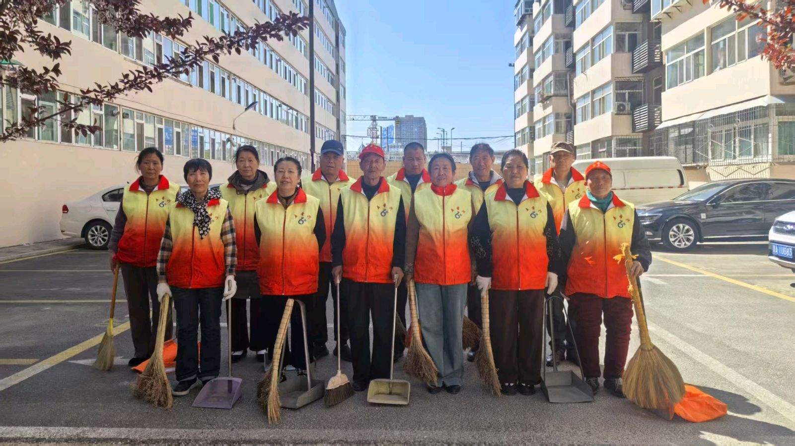 志愿清扫焕新颜 文明社区共创建