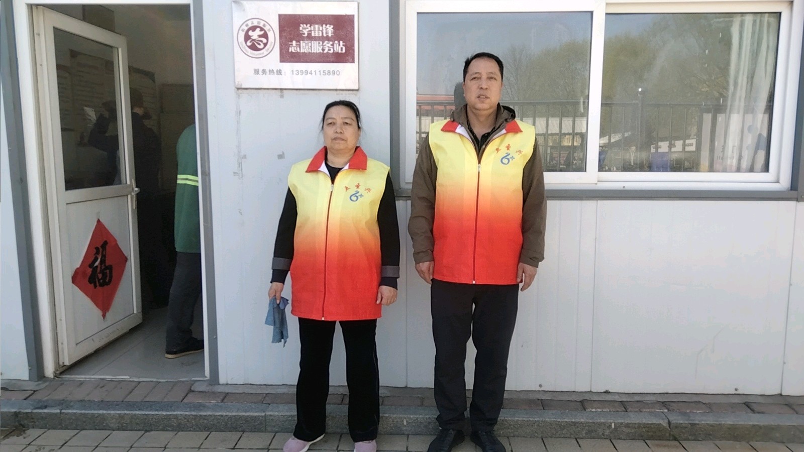 清扫广场焕新颜 志愿服务展风采