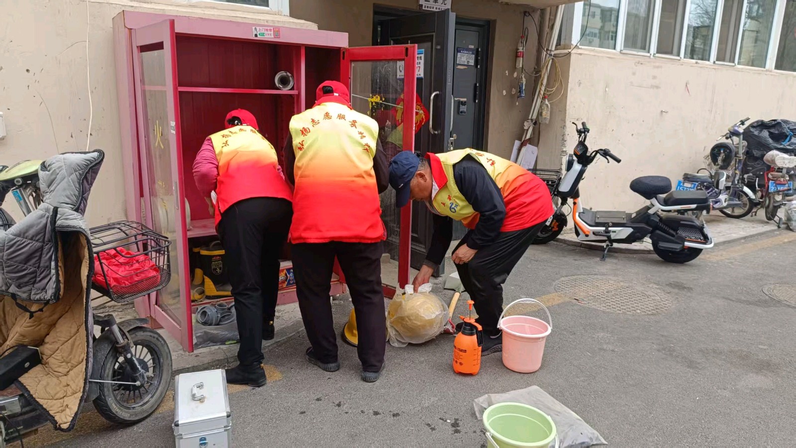 清洁消防设施 整理乱停车辆（图2）