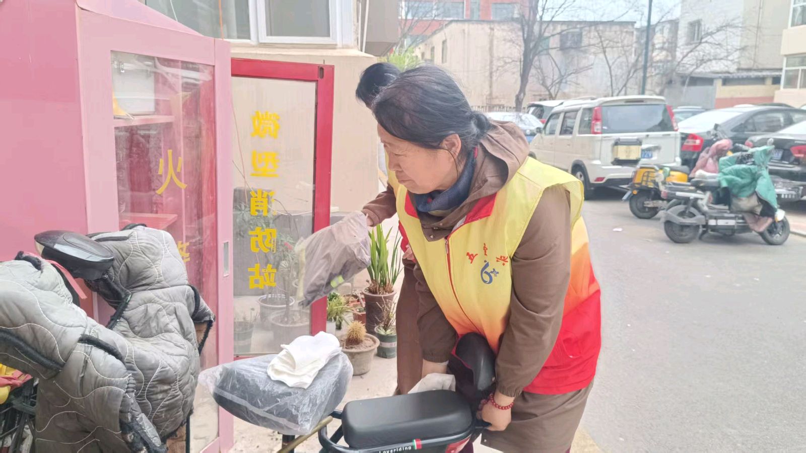 清洁消防设施 整理乱停车辆（图3）