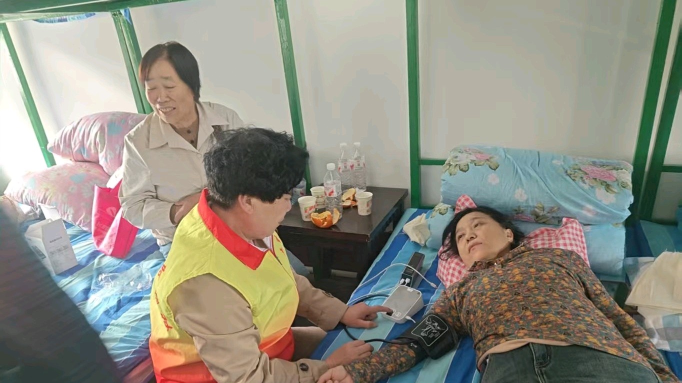 志愿暖心送健康 情系村民办实事
