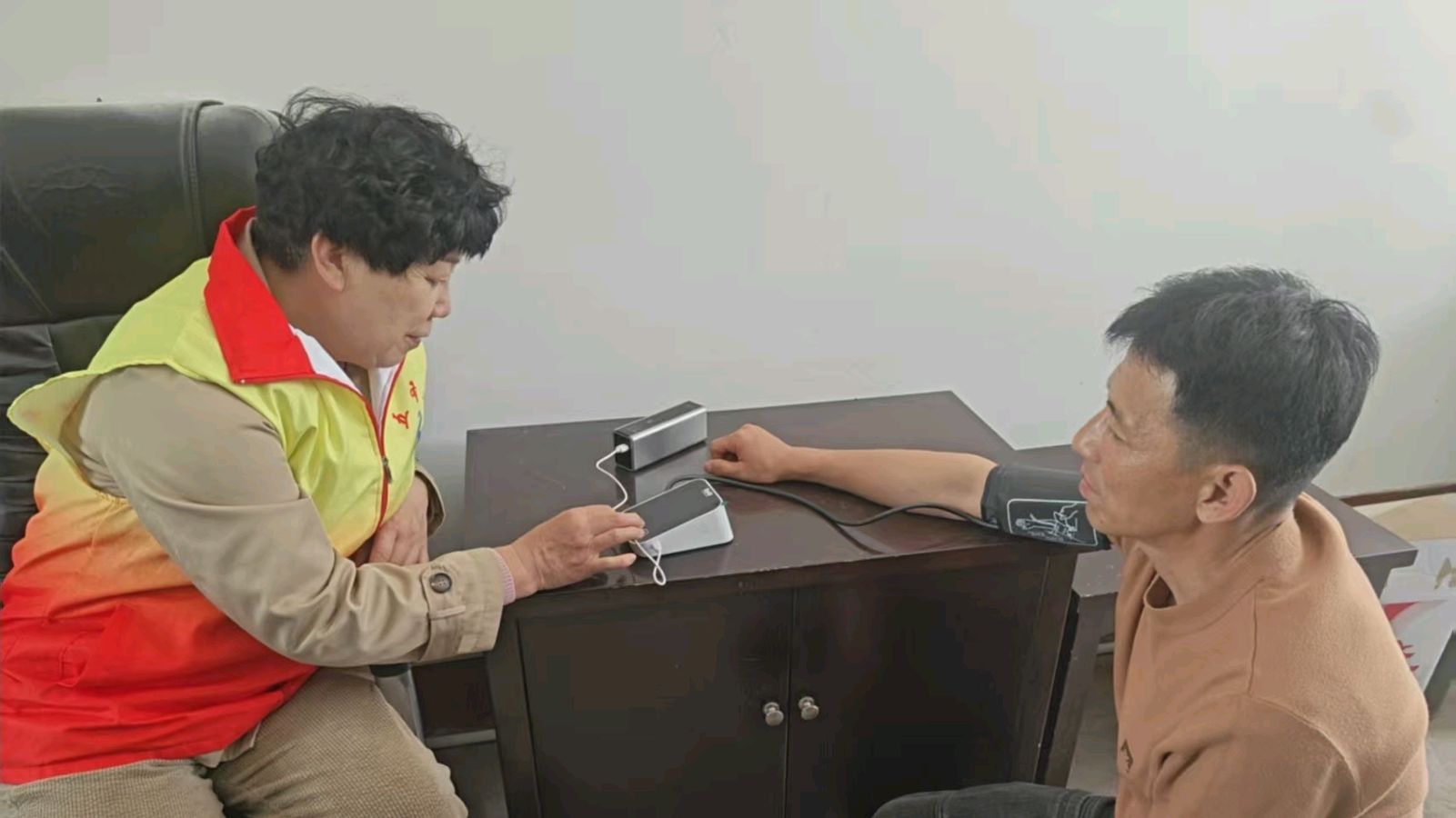 志愿暖心送健康 情系村民办实事（图2）