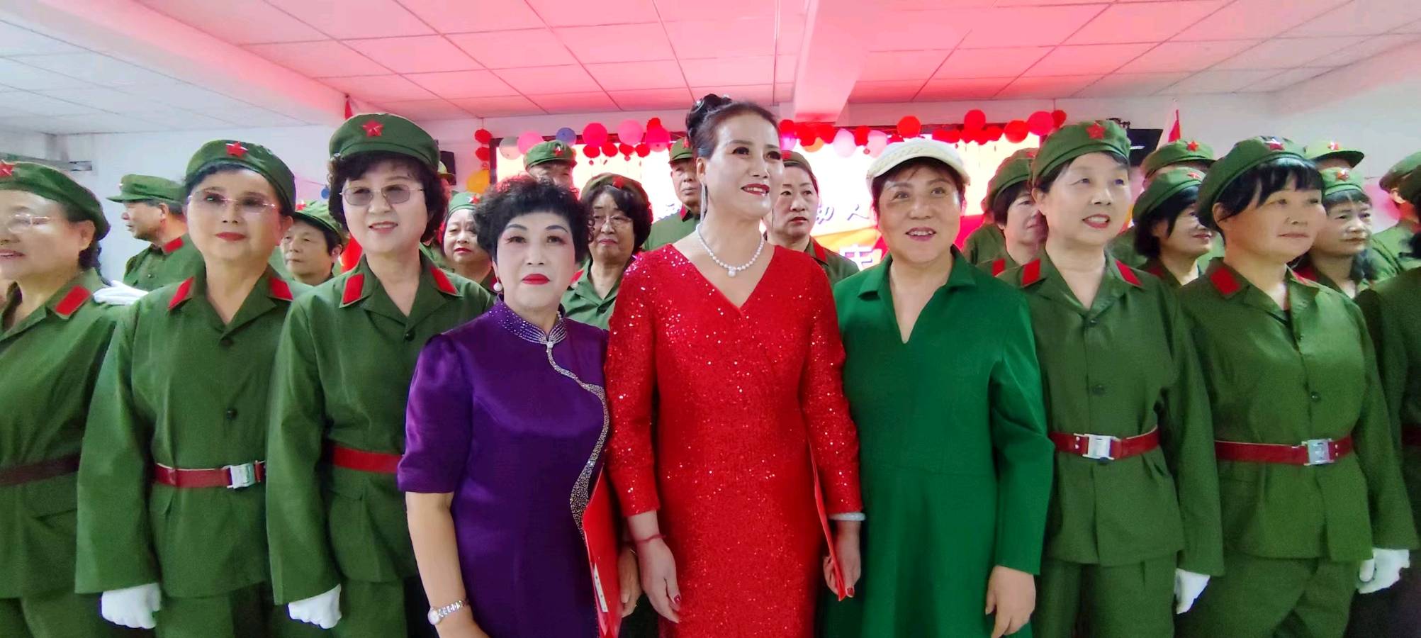 【都市头条向幸福出发编辑部】第15502期 欢歌笑语迎五一 文艺绽彩润社区 作者：玥言 审核：邢同敏（图8）