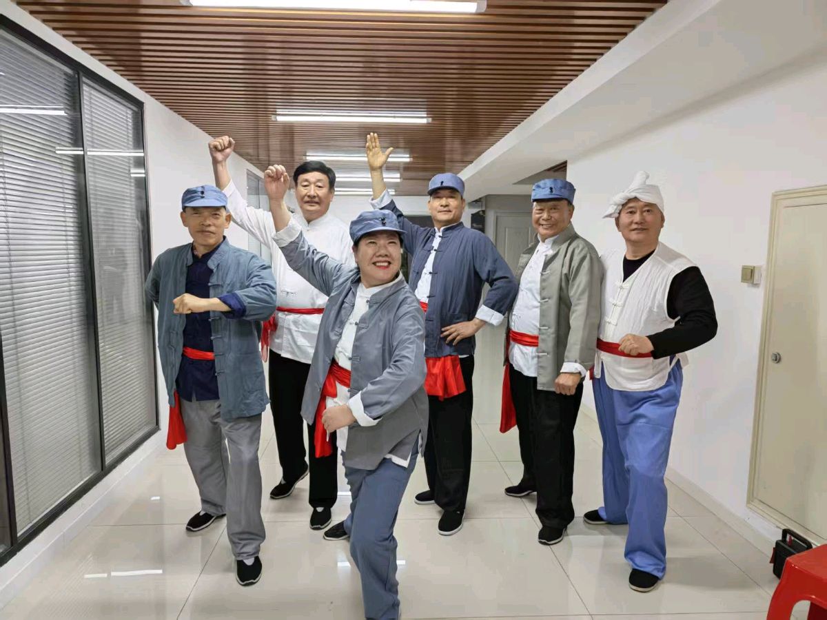 【都市头条向幸福出发编辑部】第15502期 欢歌笑语迎五一 文艺绽彩润社区 作者：玥言 审核：邢同敏（图14）