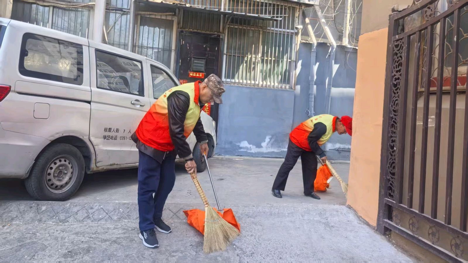 志愿红点亮社区 清整帮扶暖人心（图4）