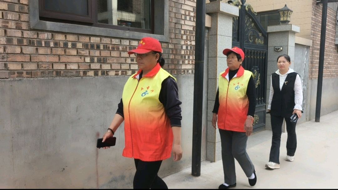 回访特色养殖场 志愿帮扶续新篇