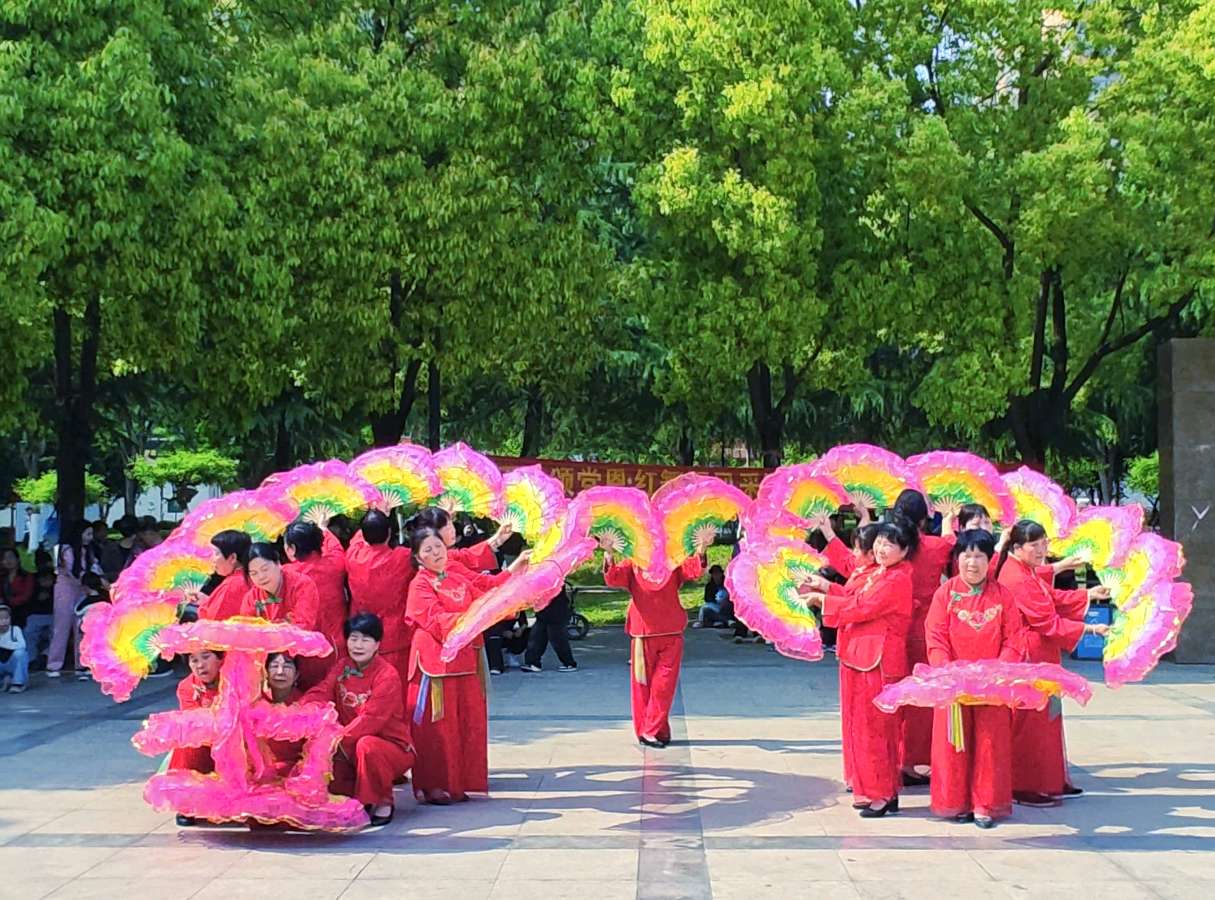 鲁山县：“五一颂党恩·红舞展风采”文艺惠民展演活动圆满举行（图8）