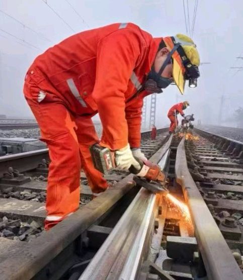 「两个主题学习教育心得体会」之九‖以榜样为旗 赓续长征血脉 严守钢轨安全关口——两个主题教育学习心得（图3）
