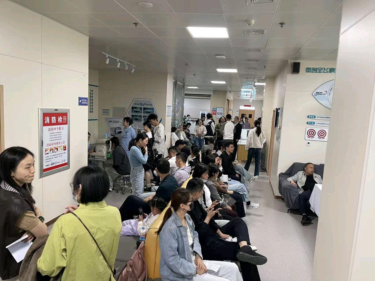 坚守岗位践初心 守护光明庆五一——聊城市眼科医院高效应对假期就诊高峰（图3）