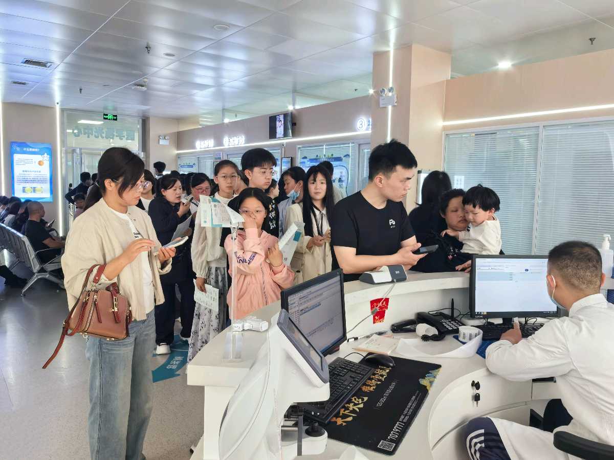 坚守岗位践初心 守护光明庆五一——聊城市眼科医院高效应对假期就诊高峰（图2）