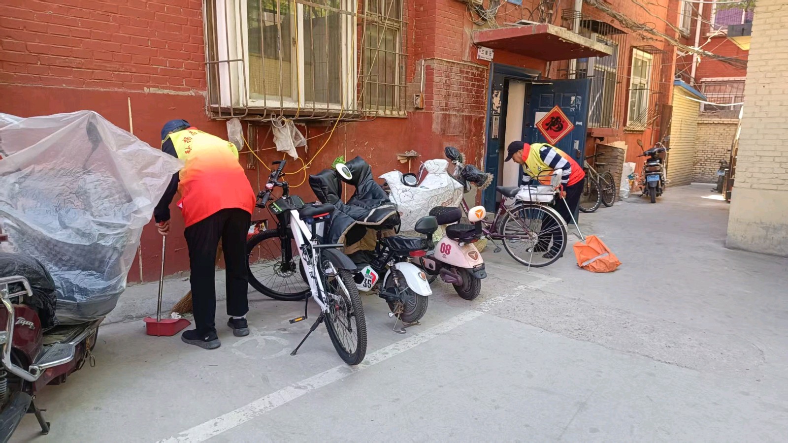 志愿清整社区路 共筑文明新家园（图4）