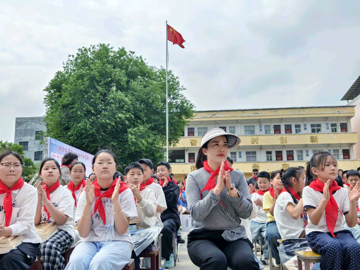 情暖校园大爱无疆 爱心助学逐梦前行——郑州三明76团队走进鲁山县琴台第四小学开展心连心公益捐赠活动（图2）