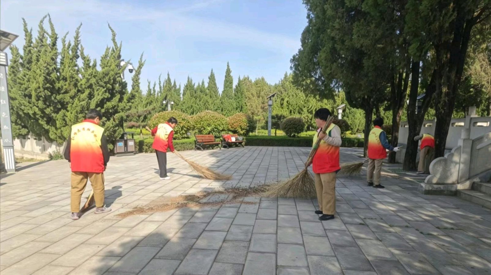 净扫陵园怀先烈 赓续忠魂传英志（图3）
