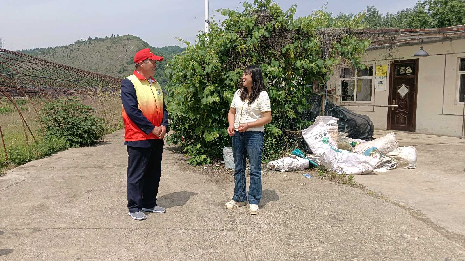药材棚下听实情 振兴路上谋发展（图4）