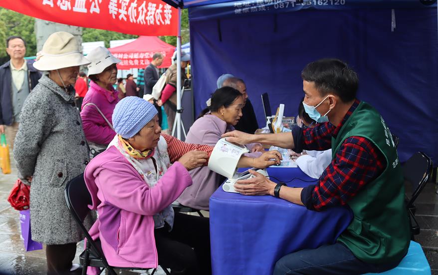 云南昆明‖西山区西苑街道举办“燃动西苑·重塑一夏,减脂增肌挑战赛”及“5・11”世界防治肥胖日义诊(图5)