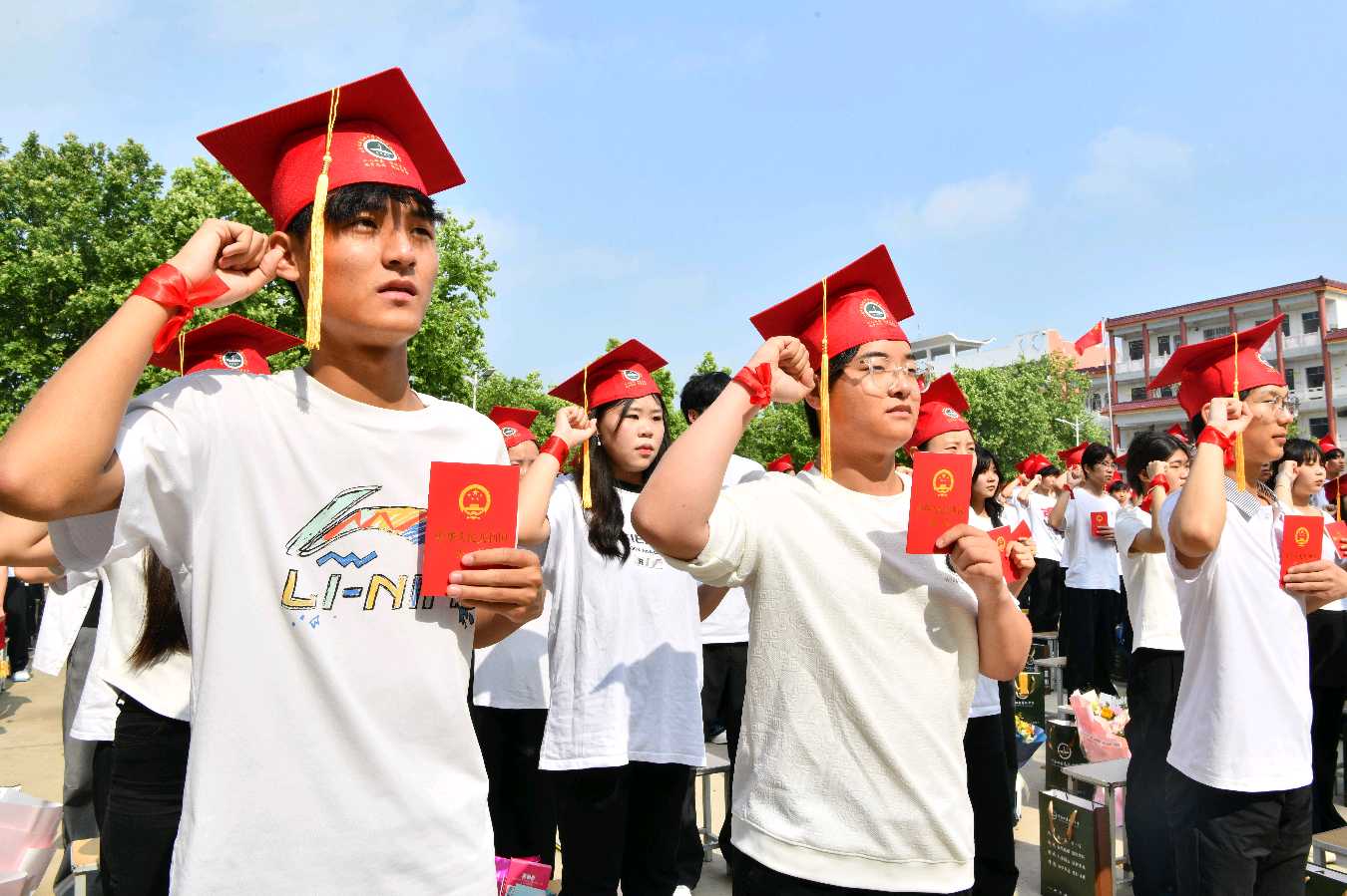 以成人礼启青春新章 以匠心教育育时代新人——叶县旧县高级中学圆满举办高三十八岁成人礼（图2）