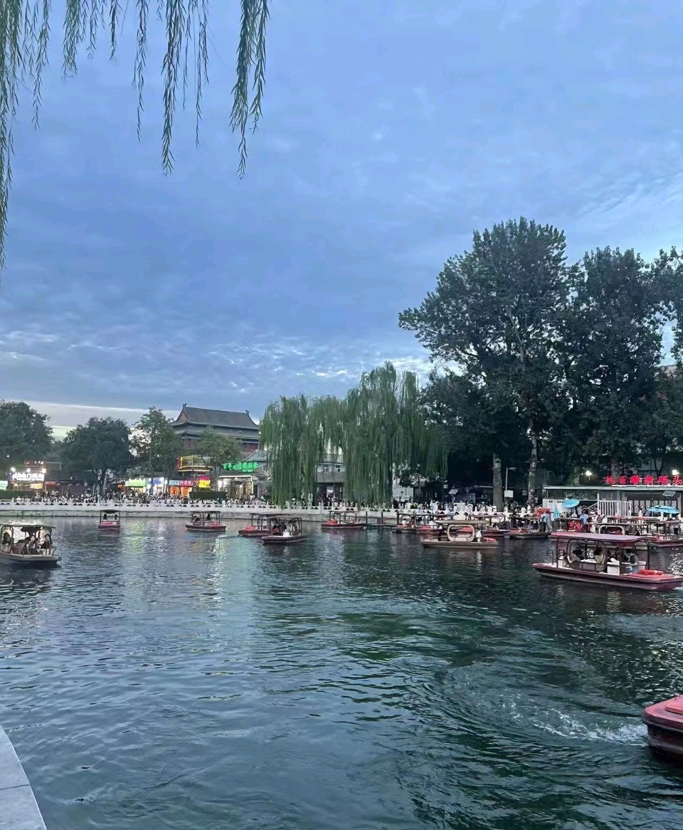 【都市头条向幸福出发编辑部】第15750期 江城子·什刹海 华侬农（上官）（图2）