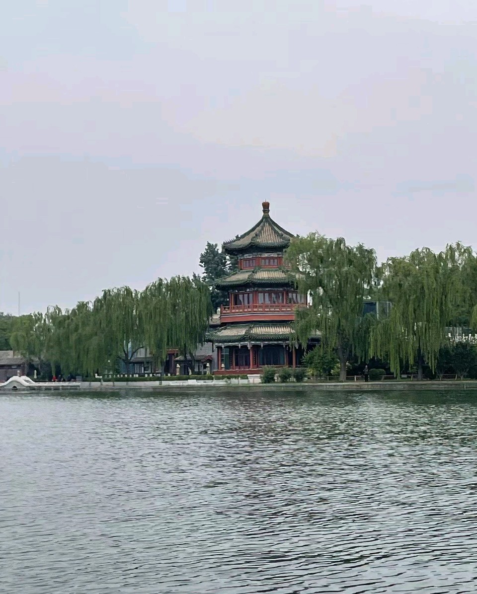 【都市头条向幸福出发编辑部】第15750期 江城子·什刹海 华侬农（上官）（图3）