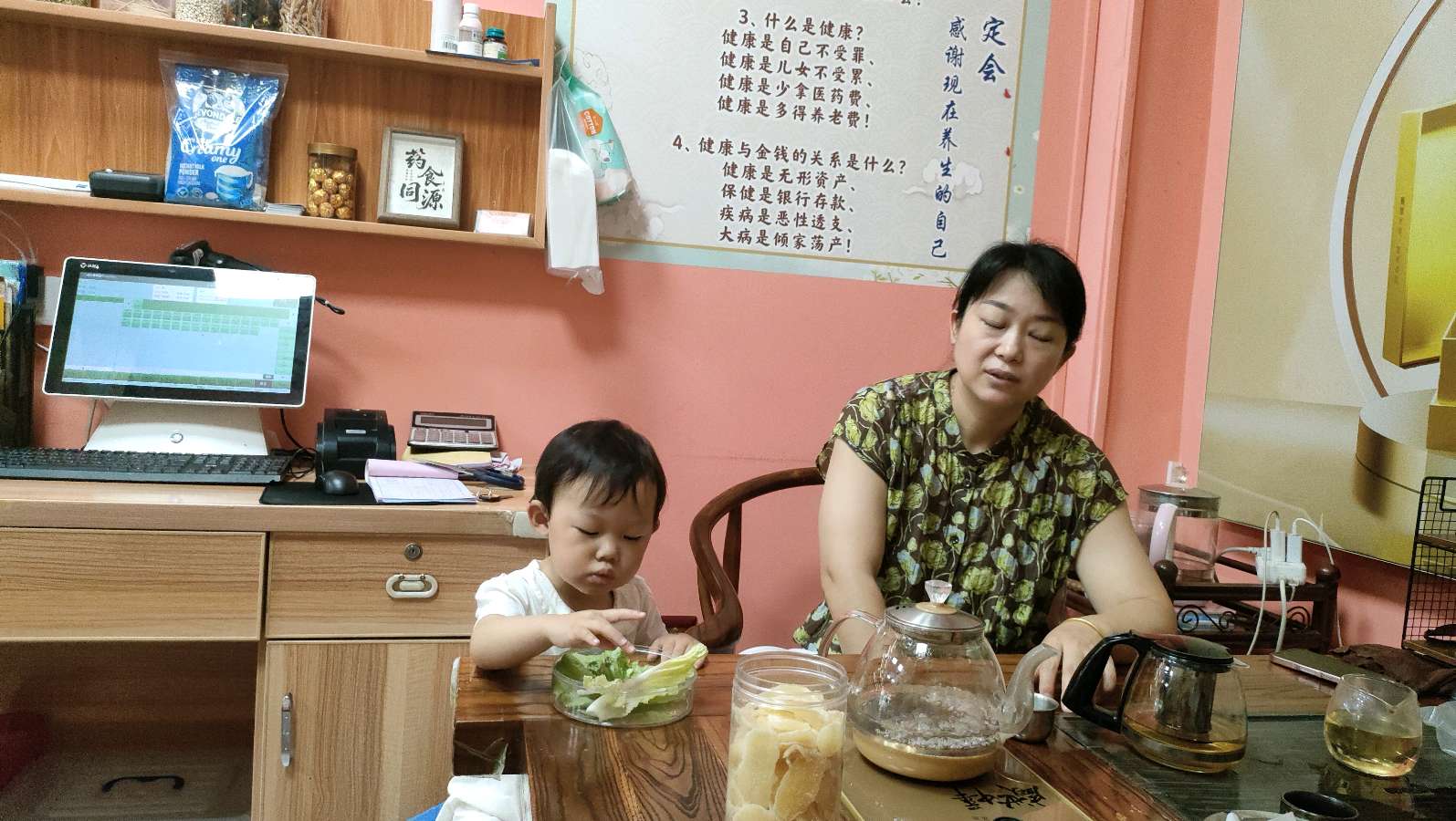 大余县民间中医药传承协会领导许文生、李广昌赴章贡区考察养吉多滋补店（图4）