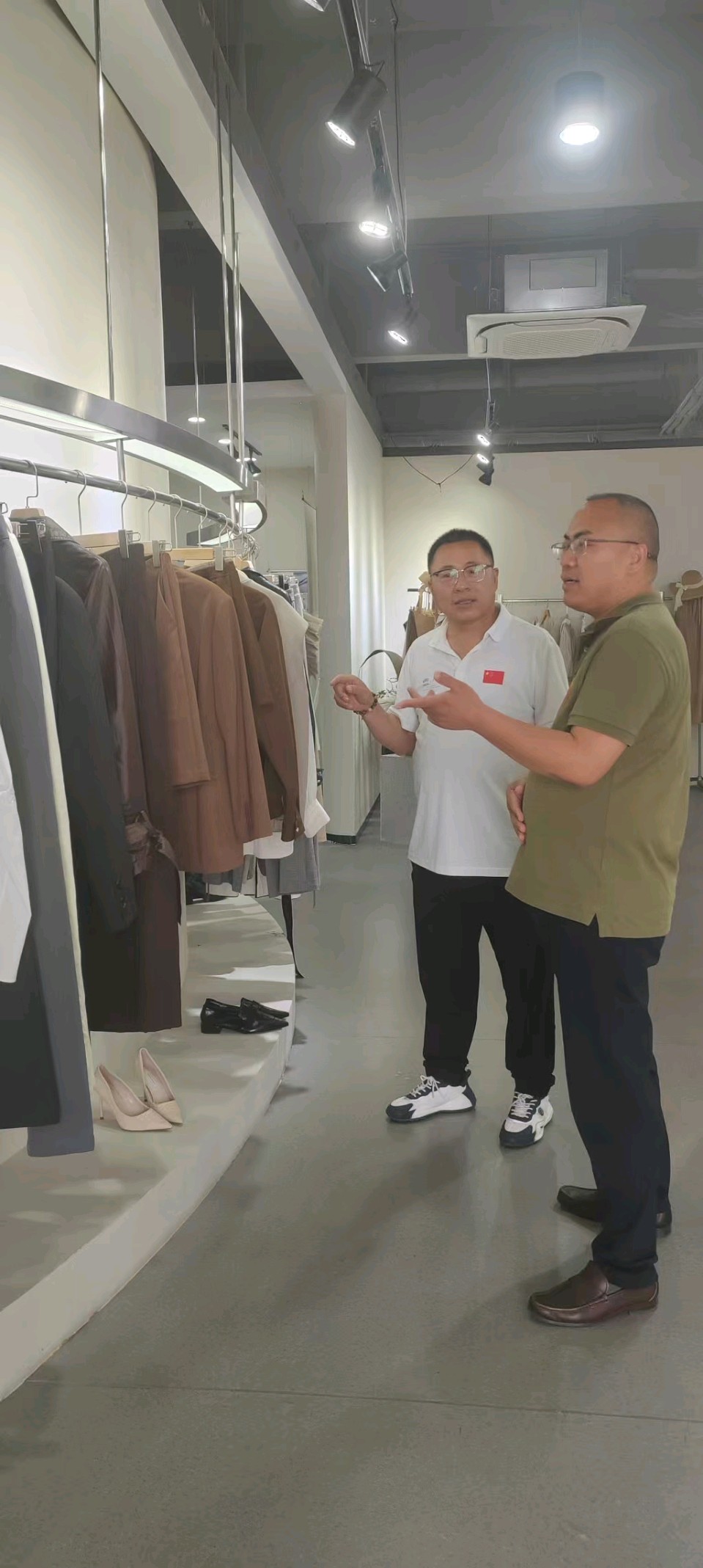 【铁血军魂】人物专访 Ⅱ笃行实干织锦绣 心怀山海聚乡贤——专访绍兴元无纺织品创始人河南杭州南阳商会会长 刘建叶 Ⅱ 军旅作家:李永合(图5)