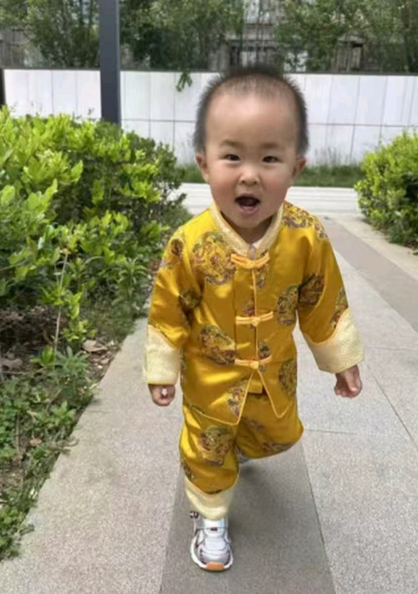 北京头条：七律•题孙子唐装行吟图 蒙世清（云南昭通）‌‌‌‖ 东方《品语亭》诗社总社