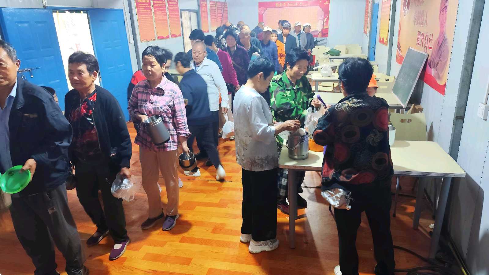 五载坚守熬暖意 十年善行暖鹰城——记平顶山日行一善爱心粥新城区粥店的凡人大爱（图2）