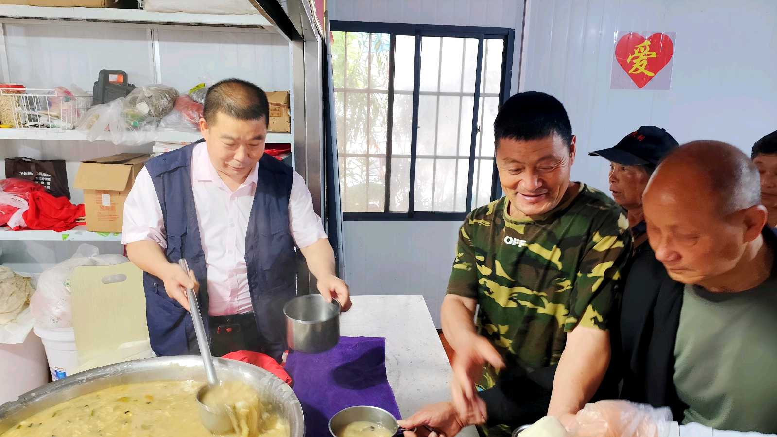 五载坚守熬暖意 十年善行暖鹰城——记平顶山日行一善爱心粥新城区粥店的凡人大爱（图3）