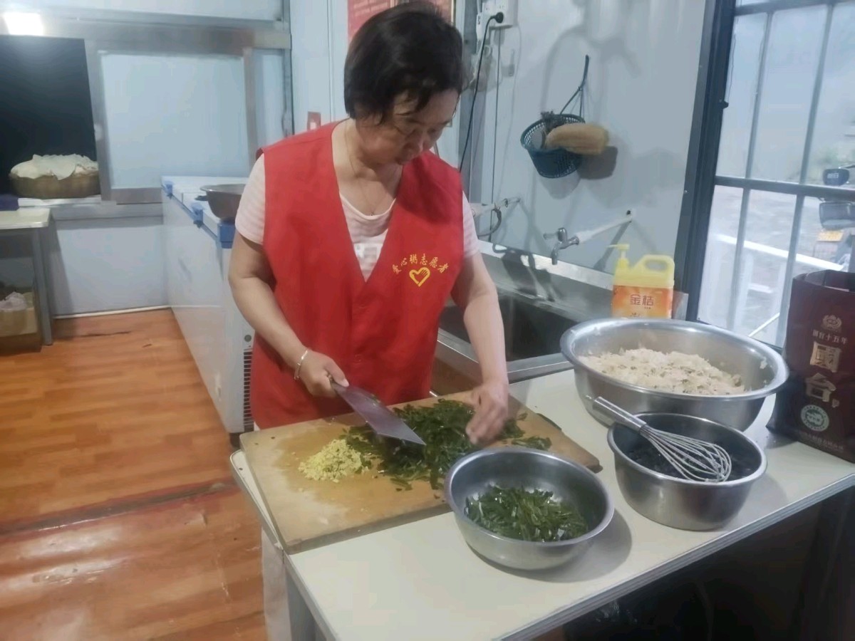 五载坚守熬暖意 十年善行暖鹰城——记平顶山日行一善爱心粥新城区粥店的凡人大爱（图8）