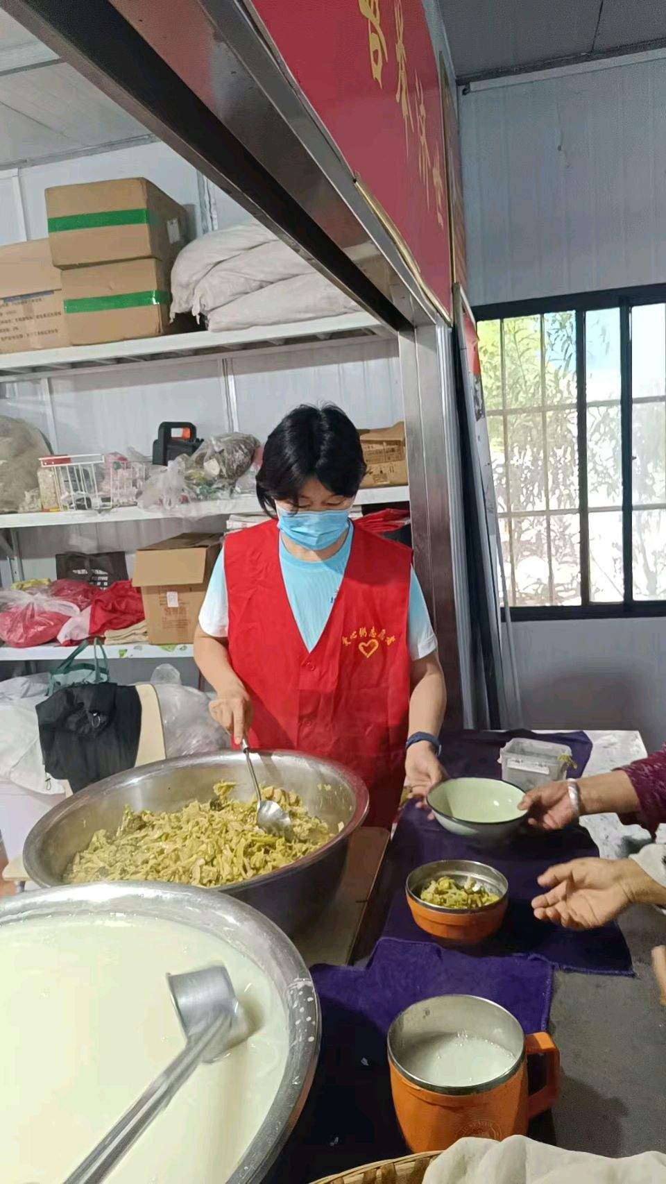 五载坚守熬暖意 十年善行暖鹰城——记平顶山日行一善爱心粥新城区粥店的凡人大爱（图10）