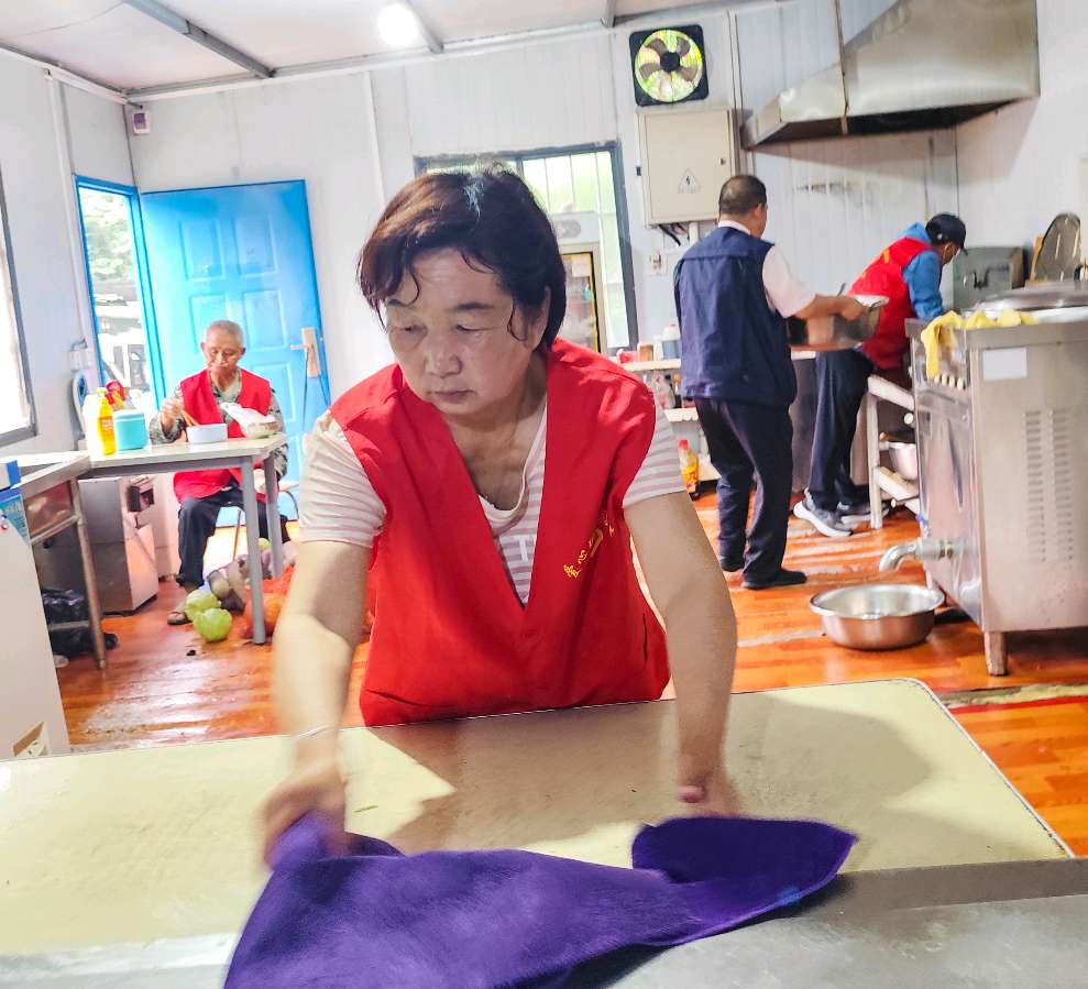 五载坚守熬暖意 十年善行暖鹰城——记平顶山日行一善爱心粥新城区粥店的凡人大爱（图14）