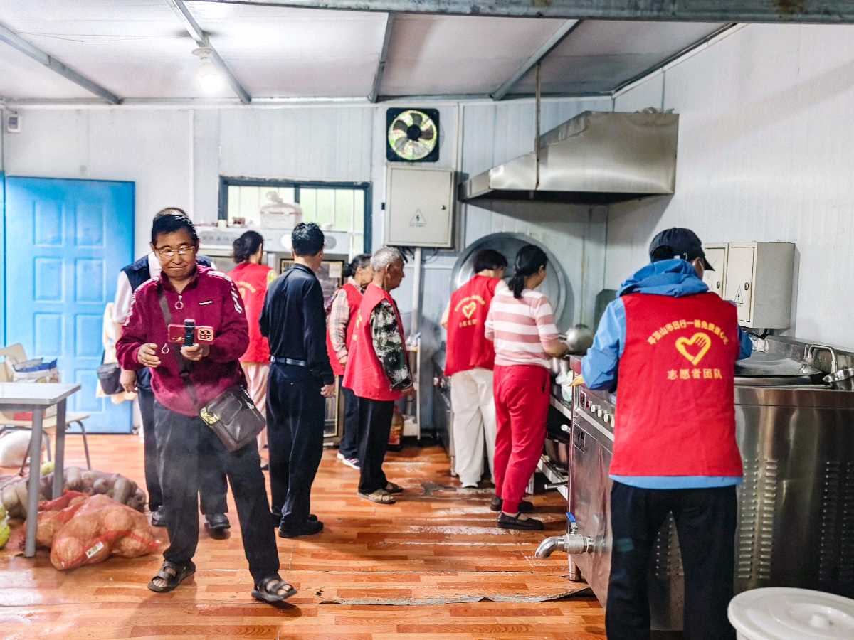 五载坚守熬暖意 十年善行暖鹰城——记平顶山日行一善爱心粥新城区粥店的凡人大爱（图13）