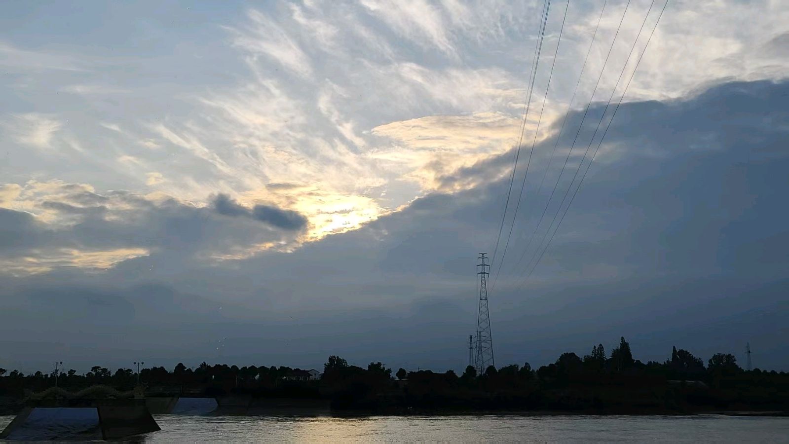 晴空碧水映长坝 举水河畔美如画