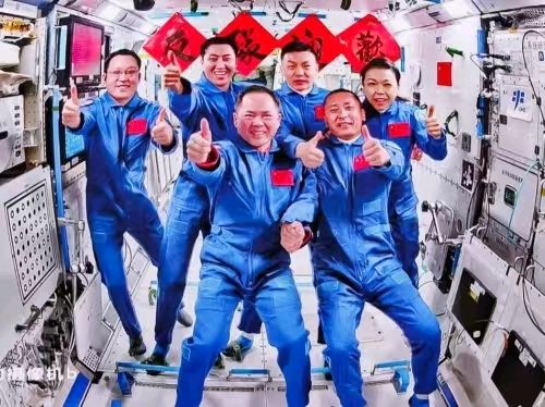 《太空绽放了一朵紫荆花》（外一首）作词：潘毅