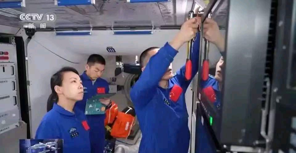 《太空绽放了一朵紫荆花》（外一首）作词：潘毅（图10）